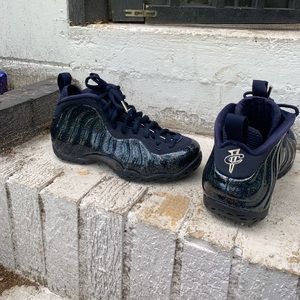 Woman’s blue glitter foamposites